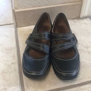 Size 8 black flats